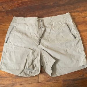 Eddie Bauer tan shorts two way stretch